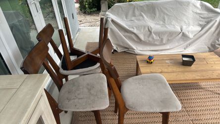 Free: set of 4 dining chairs