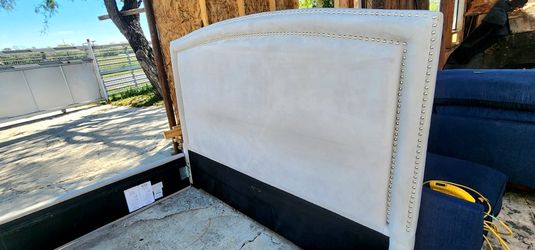 King Size bed frame in great condition and very clean $245
Realmente como nuevo