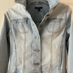 Isaac Mizrahi  Women’s Whitewashed Stretchy Jean Jacket Size 4, (Fits Like a 6) - Like New