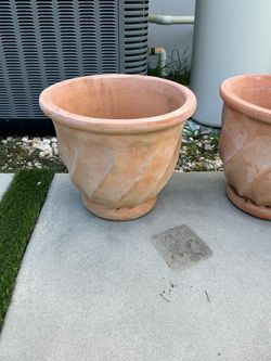 4 Large Terracotta Planter with Swirl Design