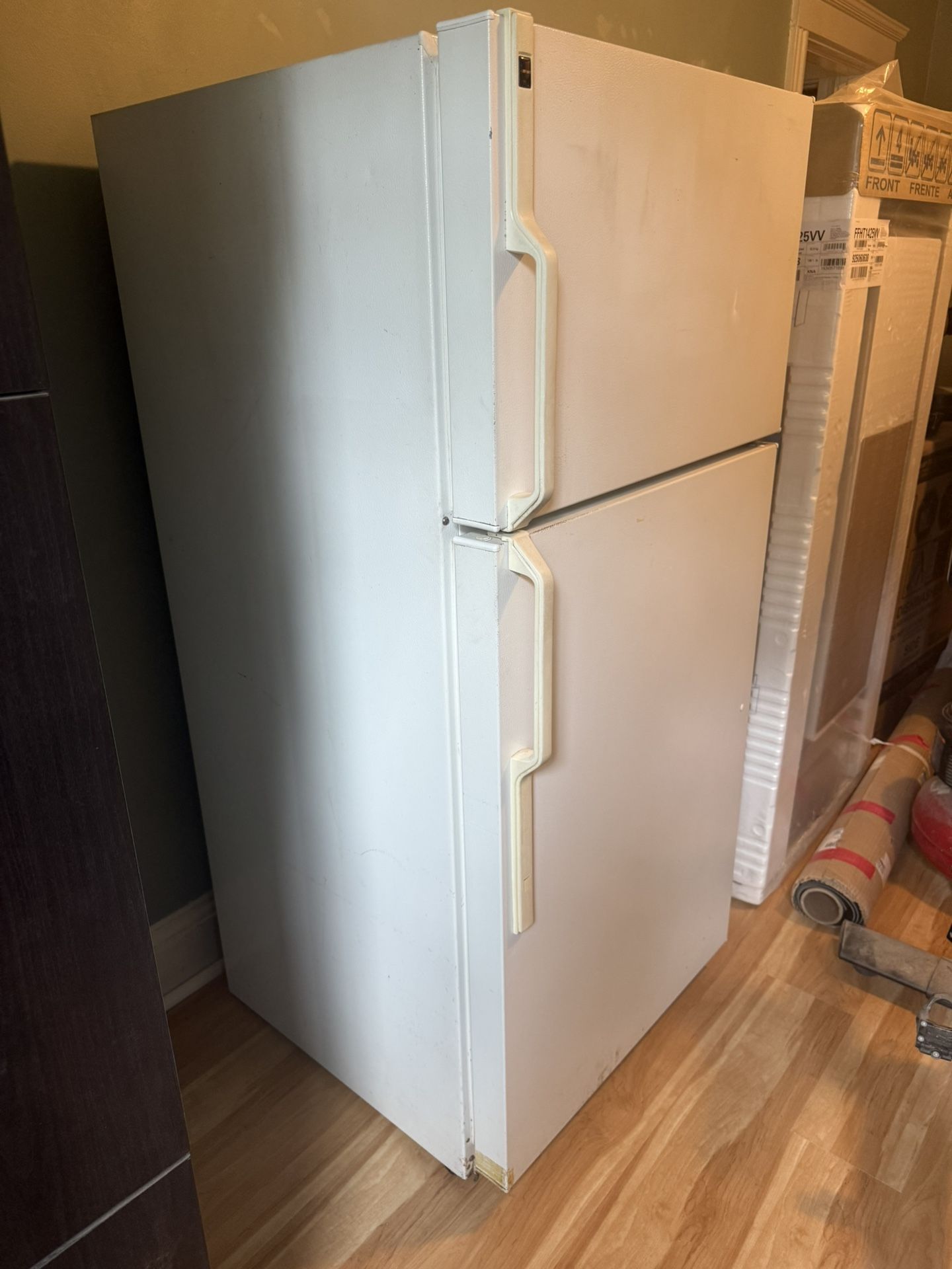 Hotpoint 28” Top Freezer Refrigerator – White – Works Great