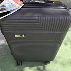 20" Carry On 8Wheels Spinner Hard Shell New With Tags Combination Lock Black Color 