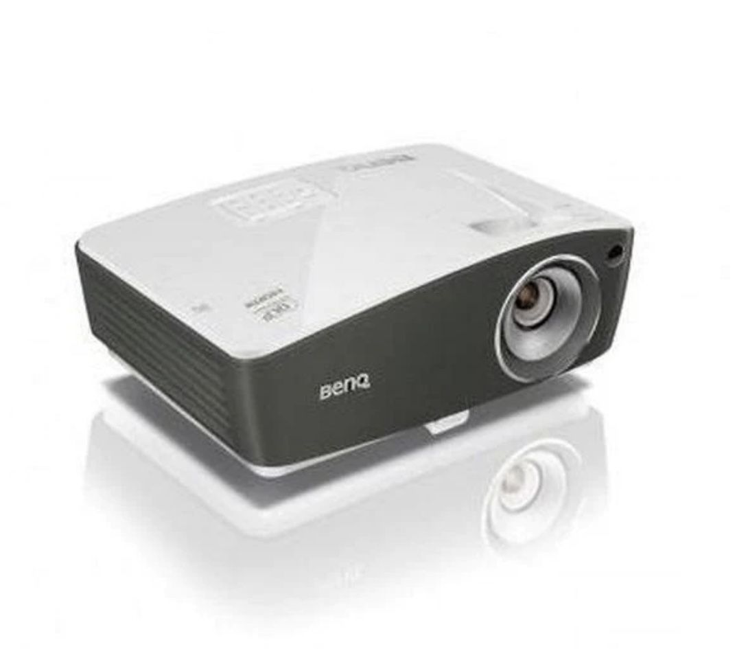 BenQ HD 1080p Projector (TH670) 3D Home Theater, Capable up to a 140” Screen(like new condition) Paid $1,249