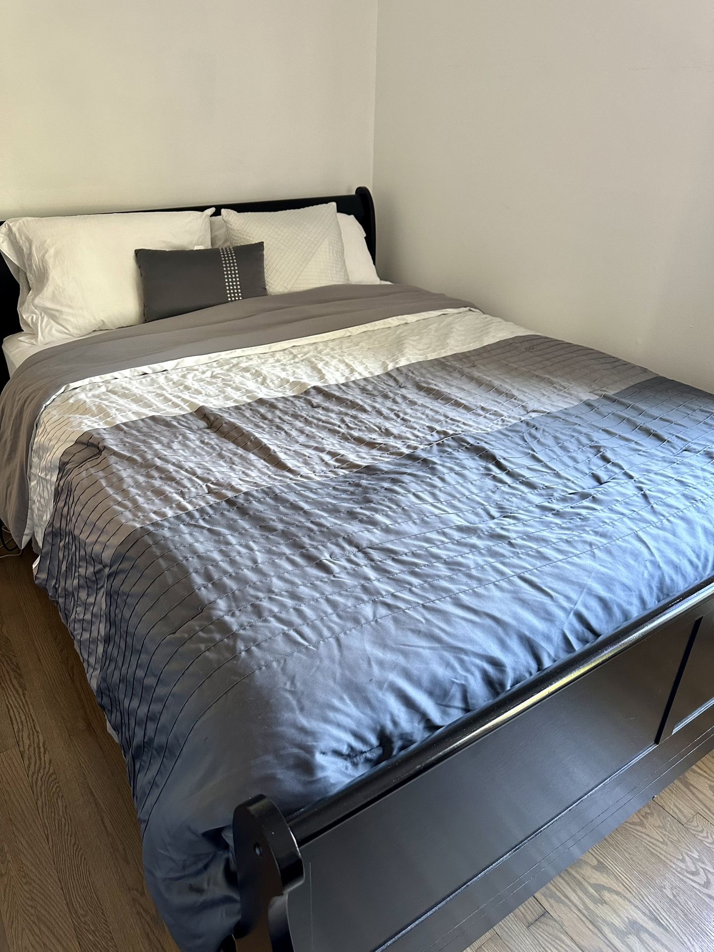 Queen Bedroom Set, Sleek Black