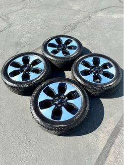 OEM 22” Ford F150 Lighting Platinum Wheels and 275/55R22 Michelin Primacy Tires