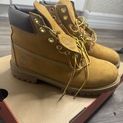 Classic Timberland 6” wheat boots 🔥 Great condition, lightly worn Very clean pair