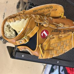 Louisville slugger baseball glove for the left-handed thrower excellent condition