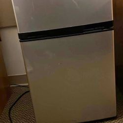 Student Mini Fridge 