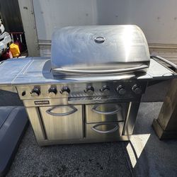 Large kirkland signature gas BBQ grill