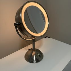The CONAIR® BE119WH LED Lighted Vanity Mirror is a premium guest-room amenity designed to elevate the hotel grooming experience. Featuring lifetime LE