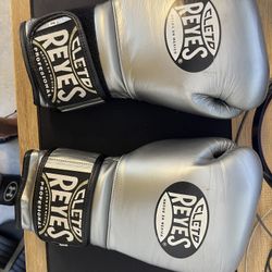 Cleto Reyes Hook And Loop Gloves