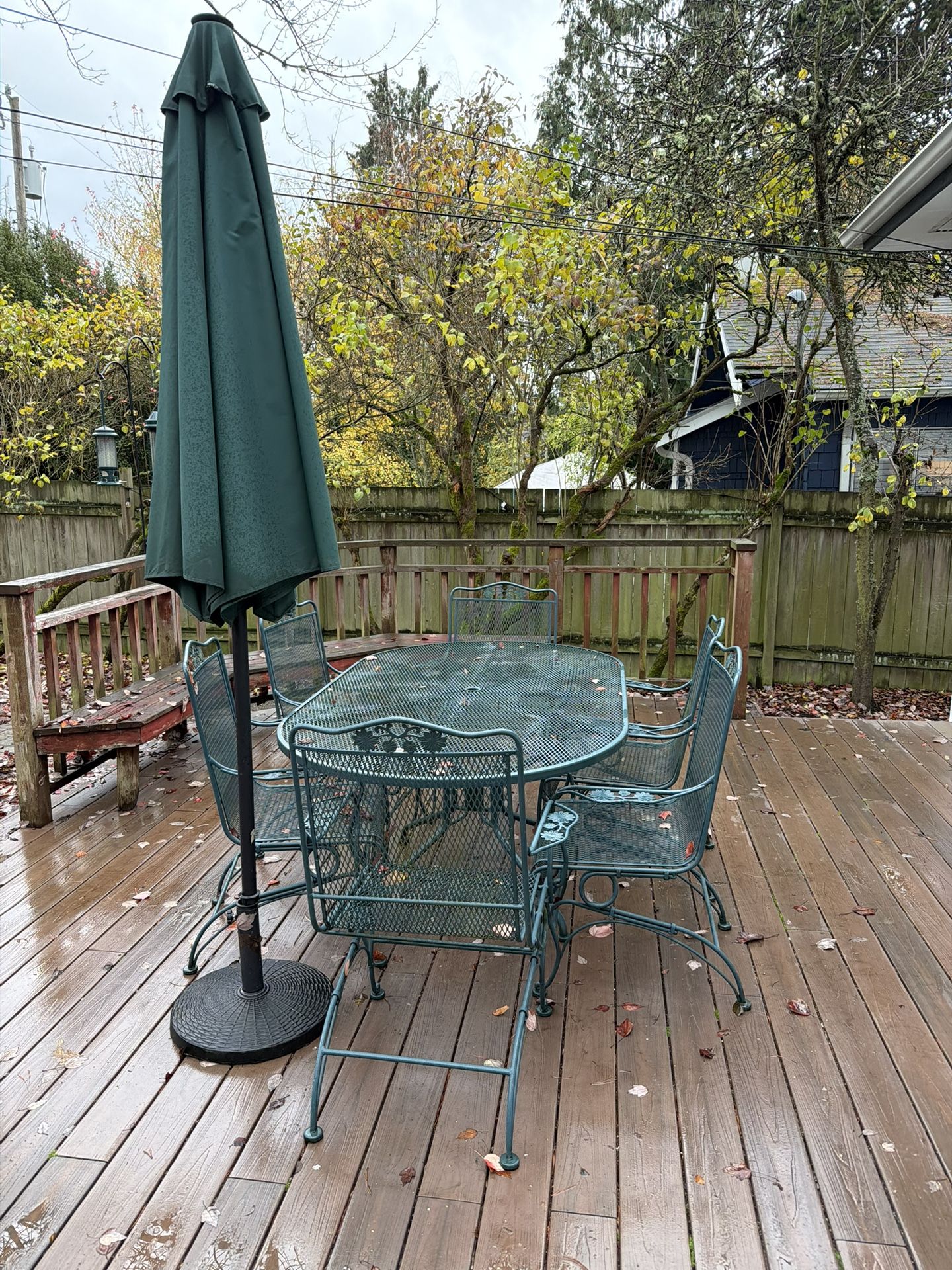 Table With 6 Chairs. Like New. 