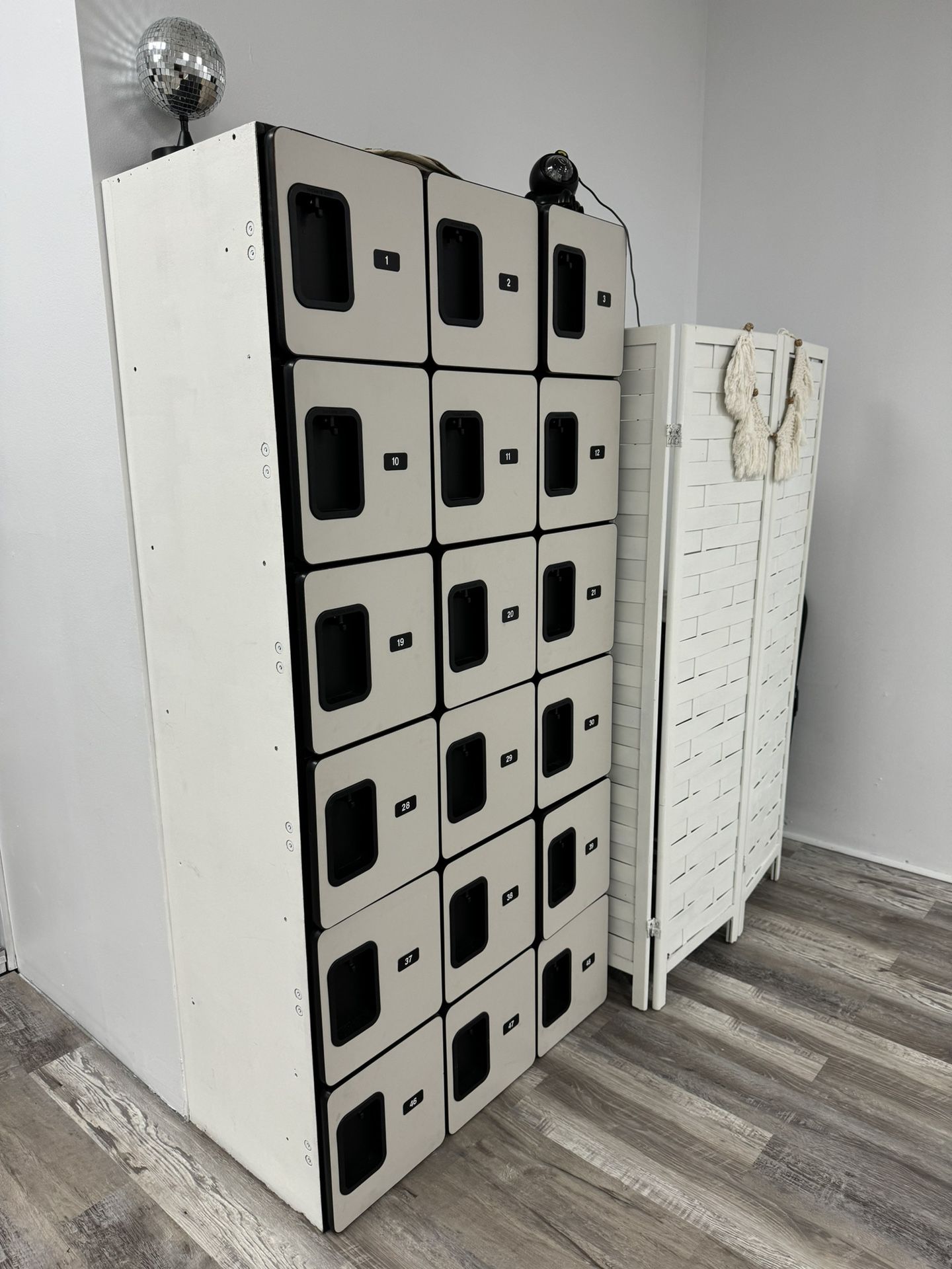 Freestanding Lockers Storage 18 Count