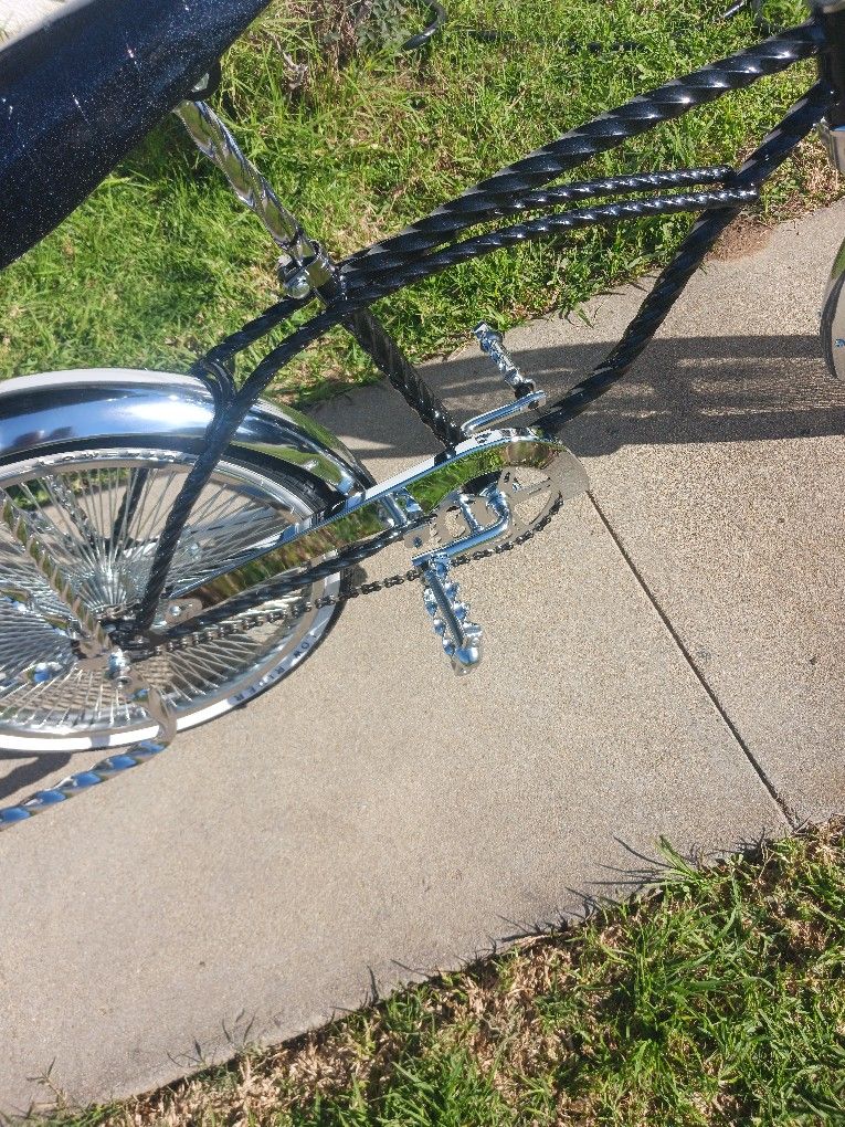 20 Inch Twisted Chrome And Black Lowrider Bicycle Is Too Many Items To Describe But It's Clean Brand New And I'm Selling It For $999 No Low Baller