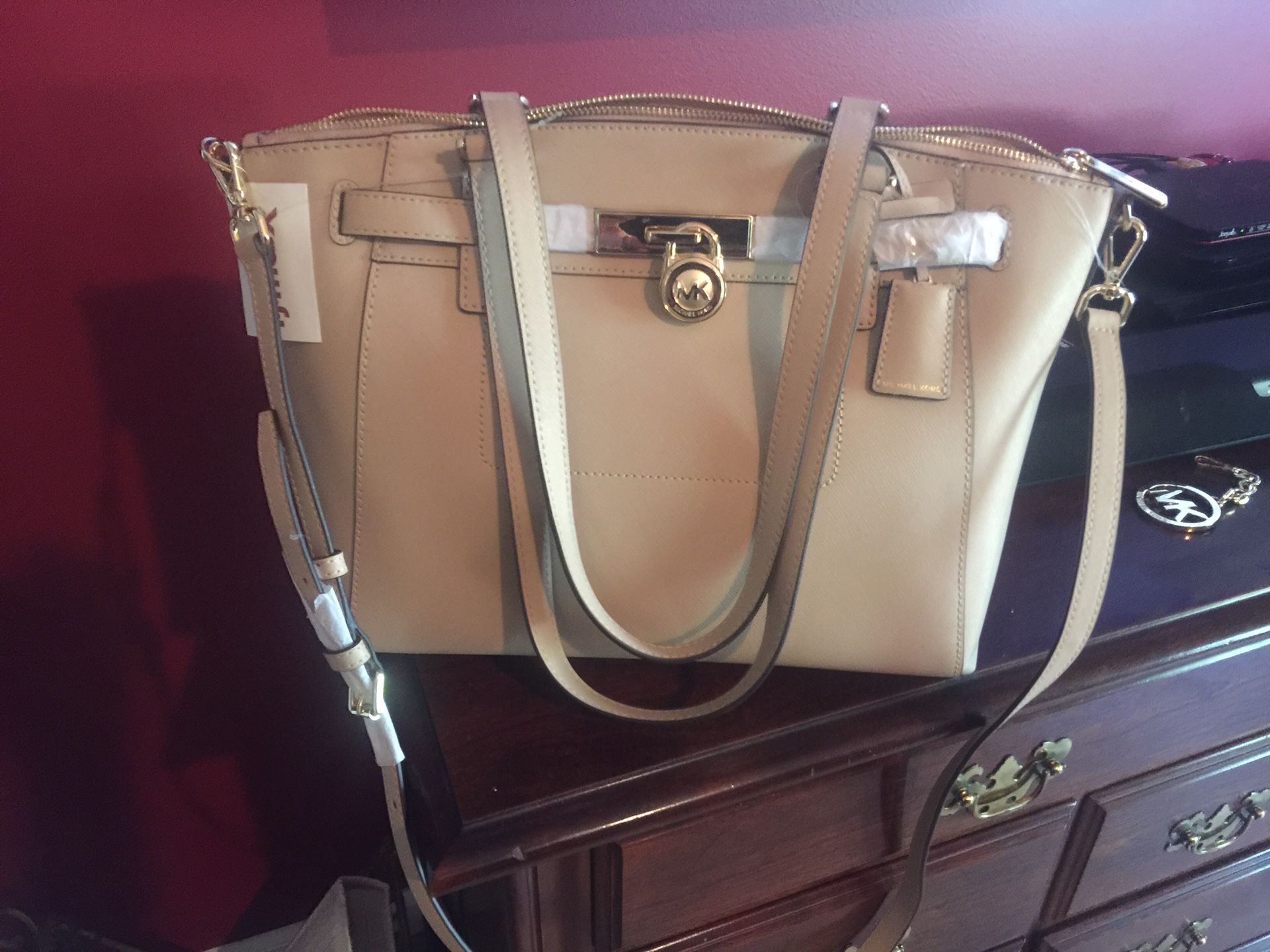 NEW MICHAEL KORS PURSE. (TAN)