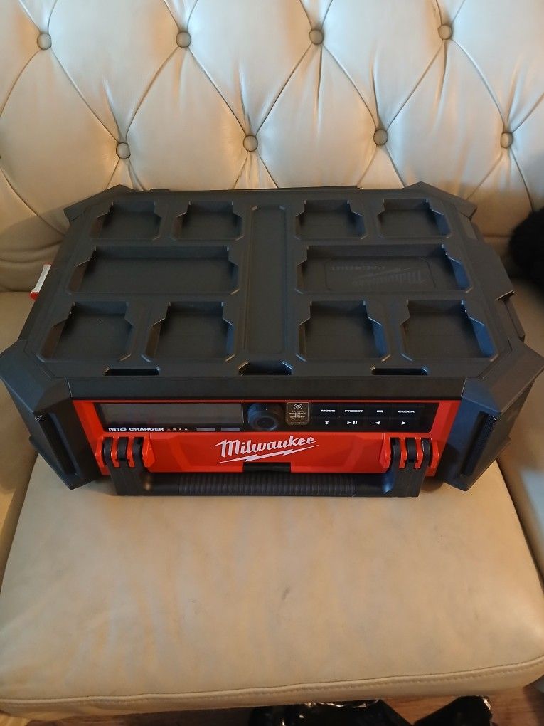 Milwaukee
M18 Lithium-Ion Cordless PACKOUT Radio/Speaker with Built-In Charger