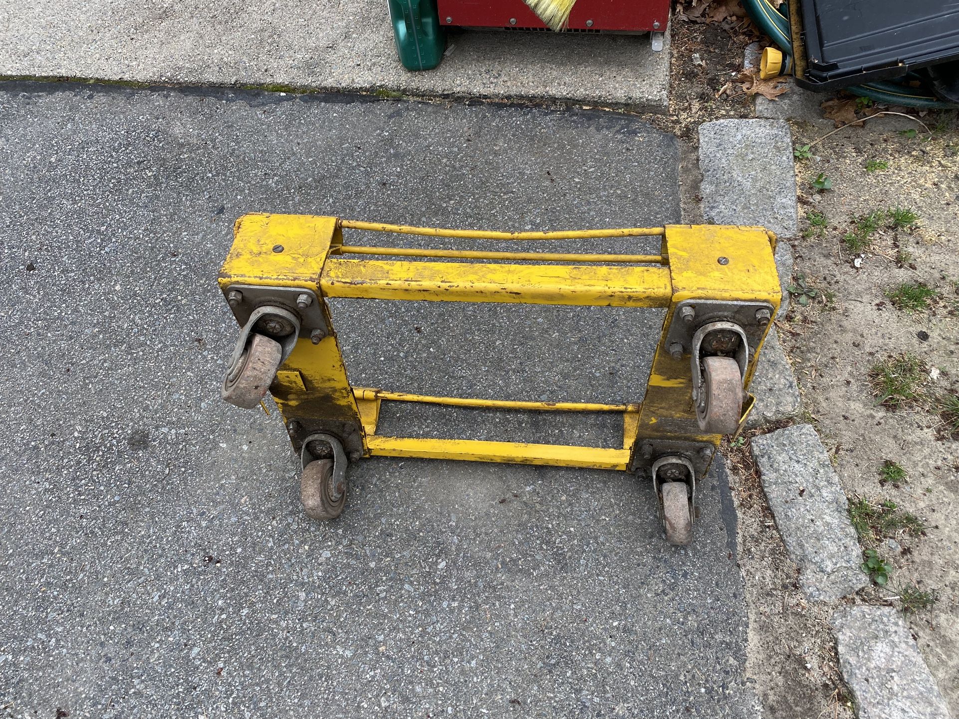 Dolly with four swivel wheels made of steel