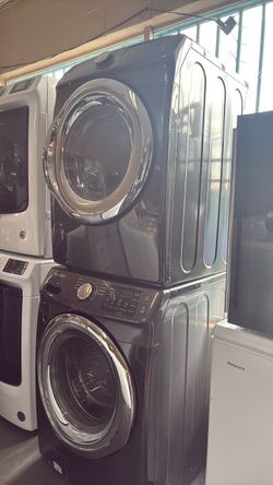 Nice like new Samsung washer and gas dryer set front