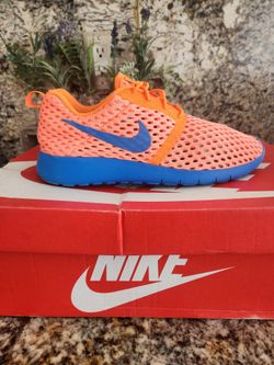 NIKE ROSHE  / SIZE 7 Y / NEW CONDITION 
