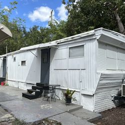 Trayler Dividido En 2 Apartamentos .