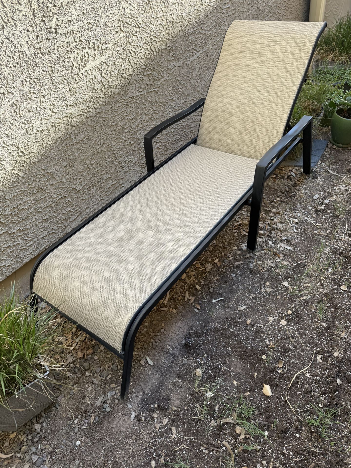Outdoor Lounge Chair - Beige / Tan Excellent