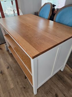 Island with stools