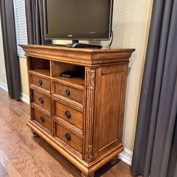 Beautiful Wood Dresser - 6 Drawers