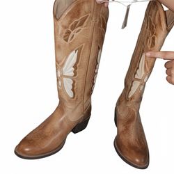  Selling brown boots, size 10.