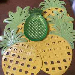 Set of 6 Pineapple Placemats & Plastic Tray