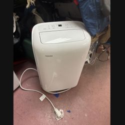 LOW PRICE MOVING- $650 + Tax Air Conditioner + Accessories 
