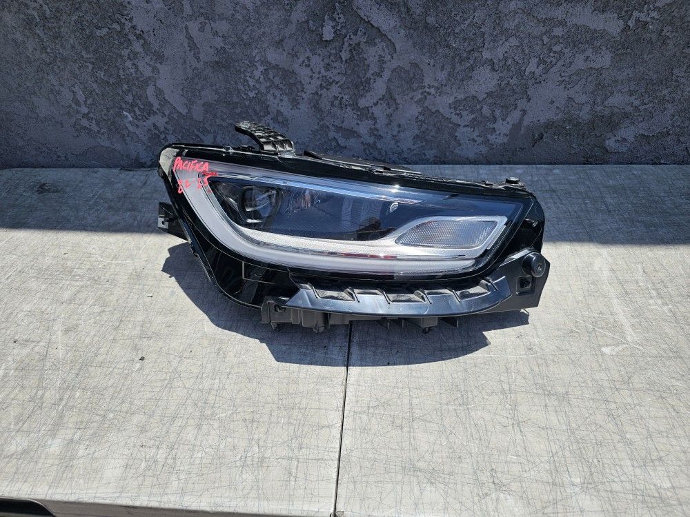 Chrysler Pacifica 2022 2023 2024 Right Headlight