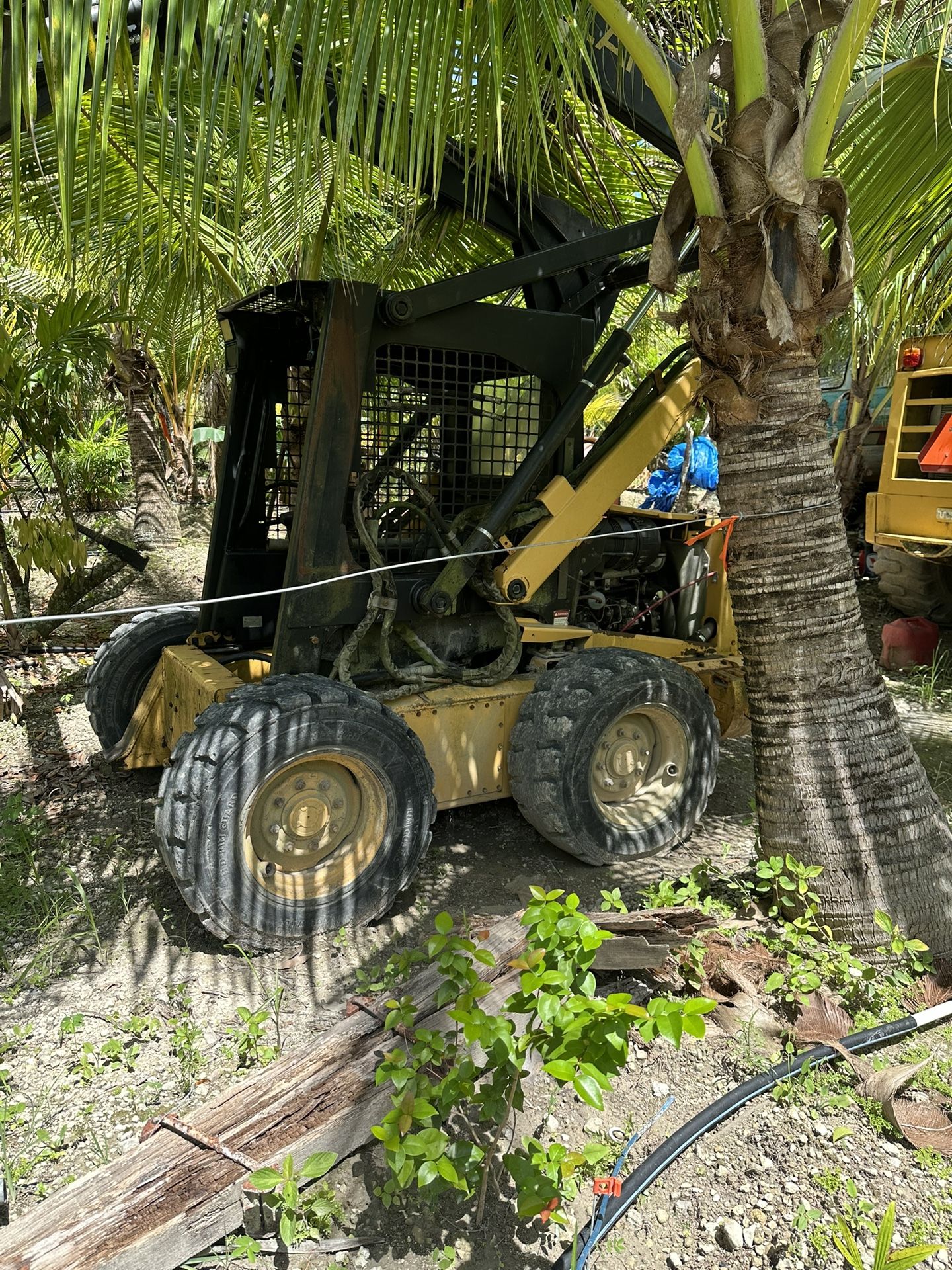 New Holland LX885