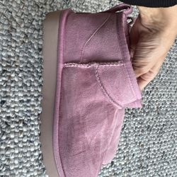 Pink Uggs gently used size US 9