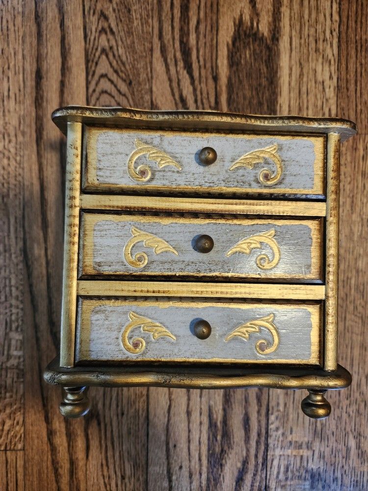 Vintage Jewelery Box That Play Music