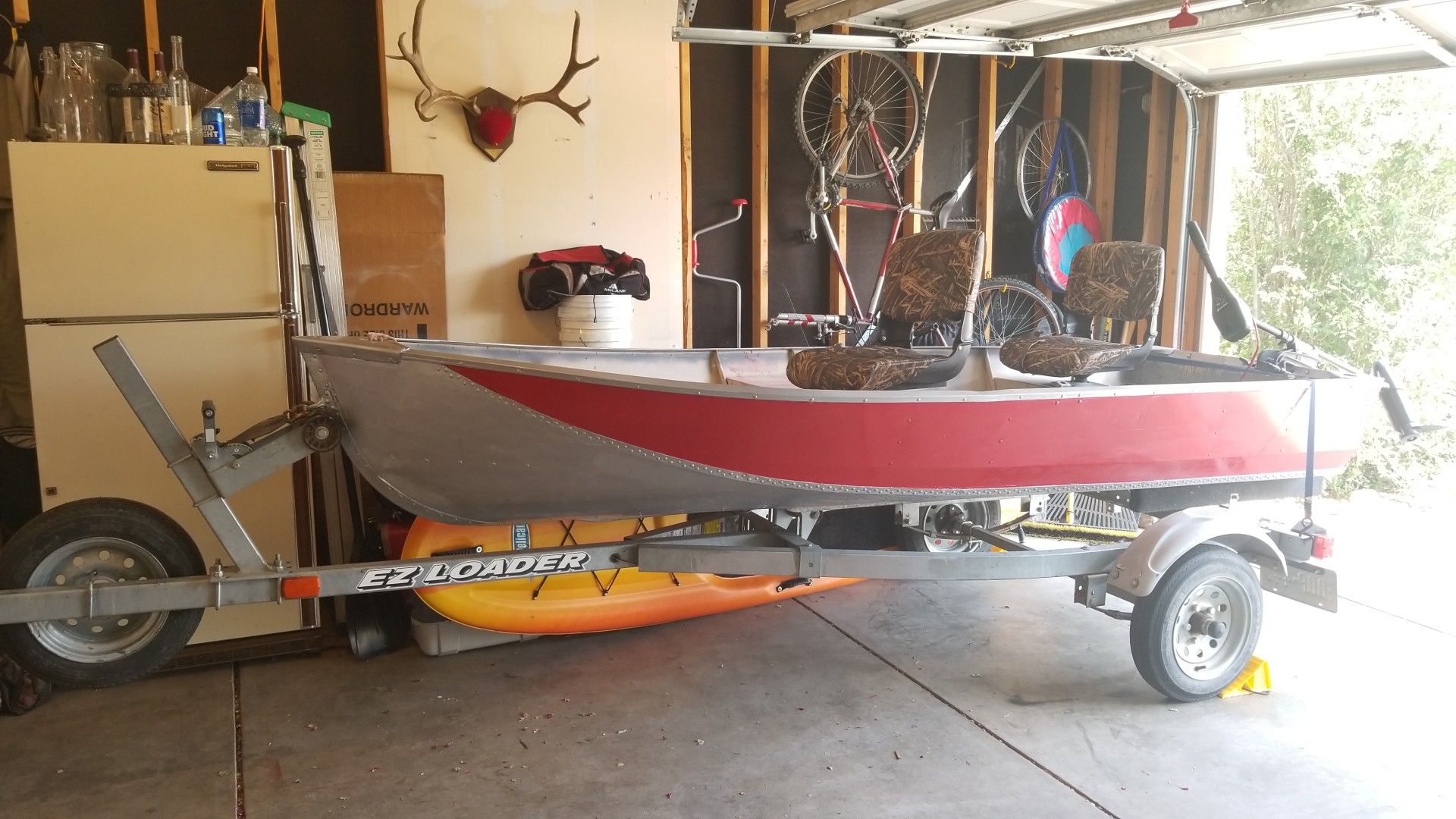 12' aluminum boat and trailer PRICE REDUCED TO 800$