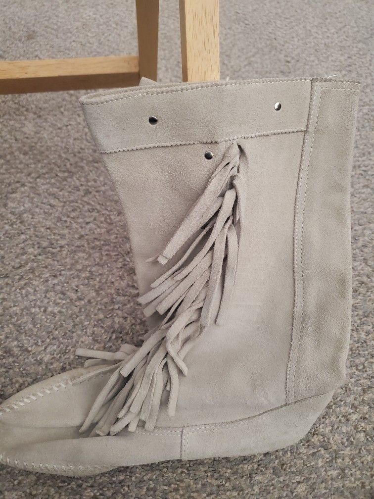 Minnetonka Women's Tan Suede Fringe Calf Boot/Moccasin