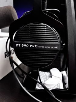 beyerdynamic DT 990 Pro (250 Ohm), Open-Back Studio Headphones, Black