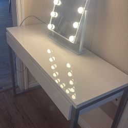 White Desk With Impression Vanity