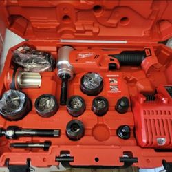 Milwaukee
M18 18V Lithium-Ion 1/2 in. to 4 in. Force Logic 6-Ton Cordless Knockout Tool Kit with Die Set, One 2.0Ah Batteries