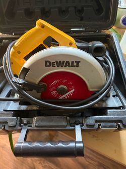 DeWalt 7 1/2 inch circular saw heavy duty. This thing ripped through three-quarter inch plywood like it’s nothing. The thing I liked about the sauce i