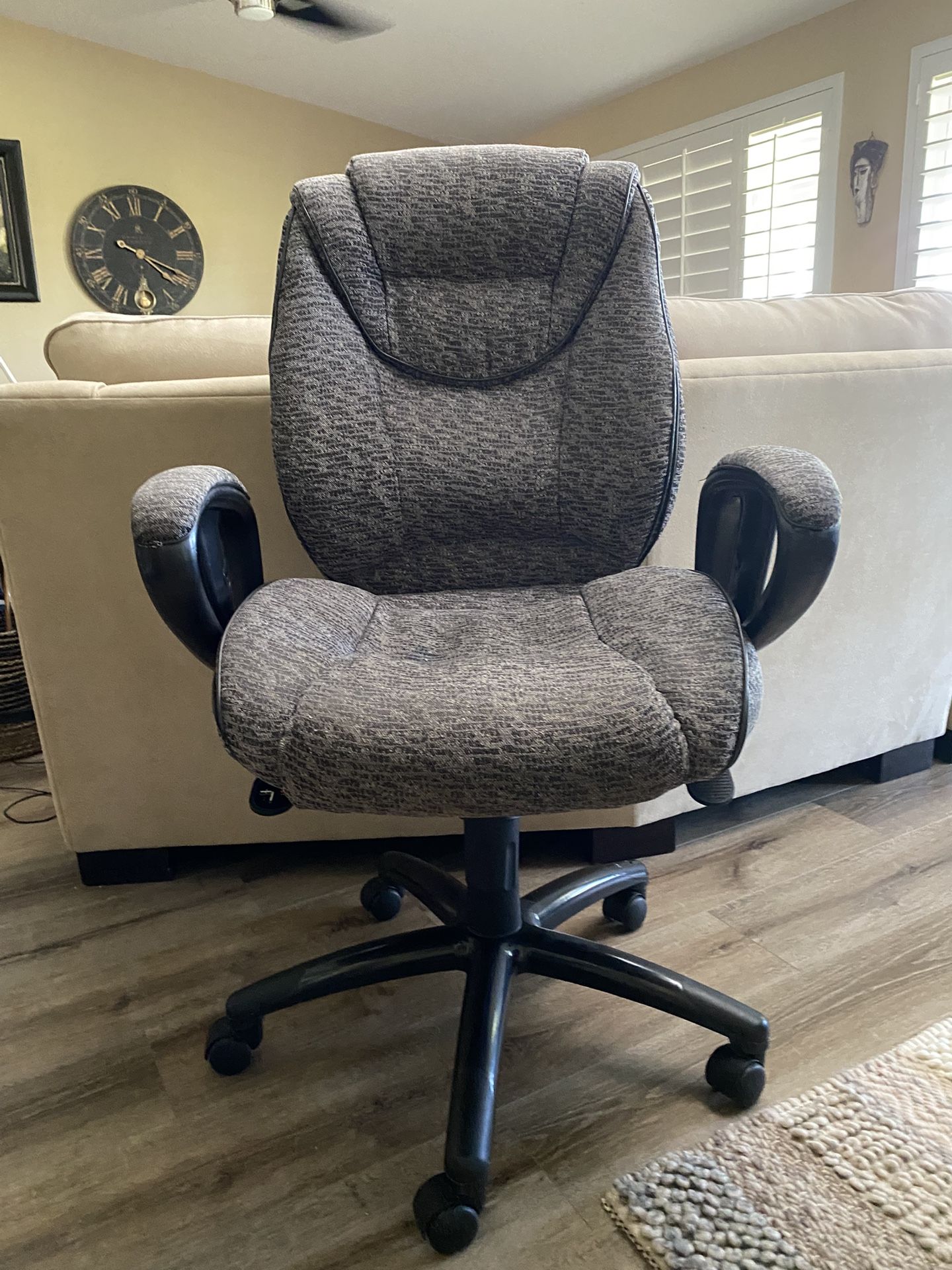 SWIVEL OFFICE DESK CHAIR