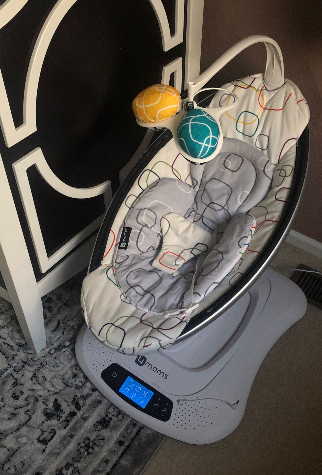4Moms Mamaroo Electric Swing/MP3/Bluetooth Controlled