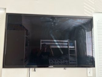Samsung Flat Screen TV Wall Mounted