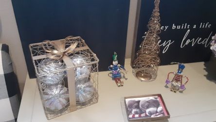 Swipe left for more pics. 4 items and an assortment of Christmas cards. Gold Gift box ornaments included!!!