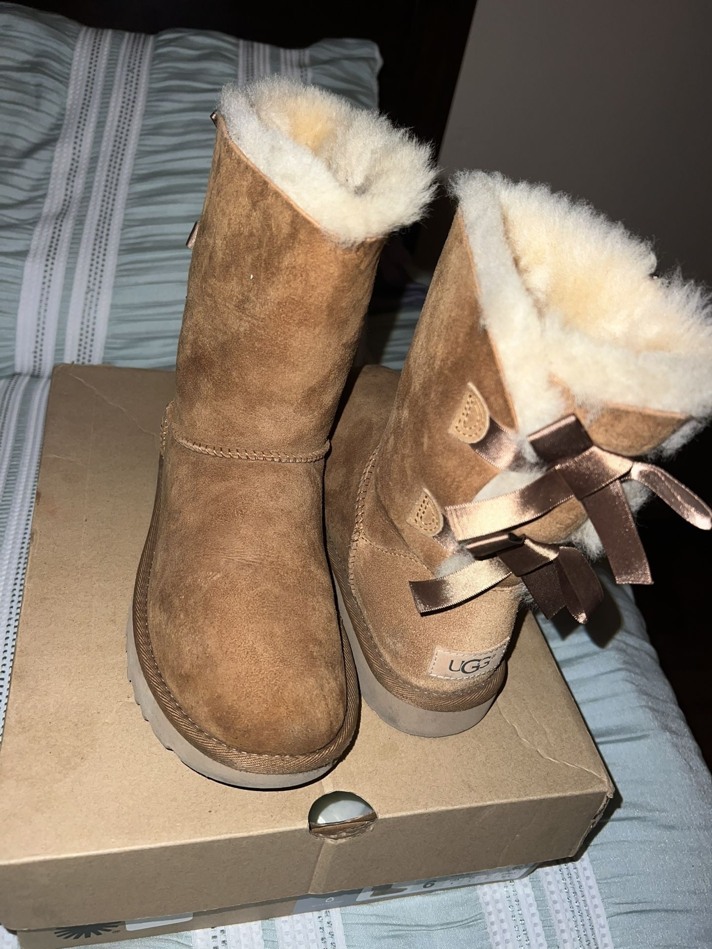 UGGS MINI BAILEY BOW ll (FIRM ON PRICE)