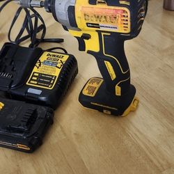 20.v Dewalt Impact Drill W/ Batt And Chrgr