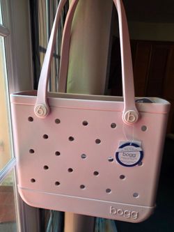 Brand New Authentic medium Bogg bag in color blowing bubbles.

Meet the mid-sized tote that does it all. The Baby Bogg Bag is a durable, washable, and