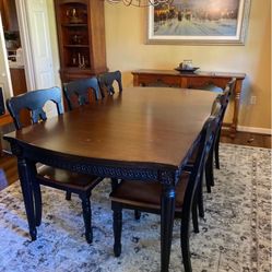 Dining room table With 8 Chairs