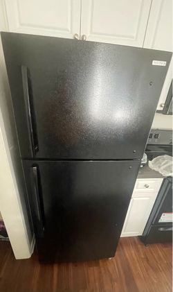 Frigidaire Top Freezer Refrigerator – Black – Like New