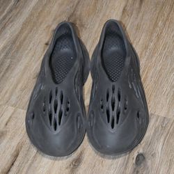 Black foam runners size 10